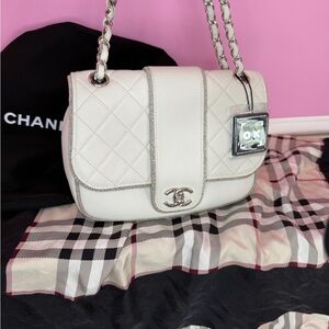CHANEL Cream Quilted Leather Shoulder Bag with Silver Chain